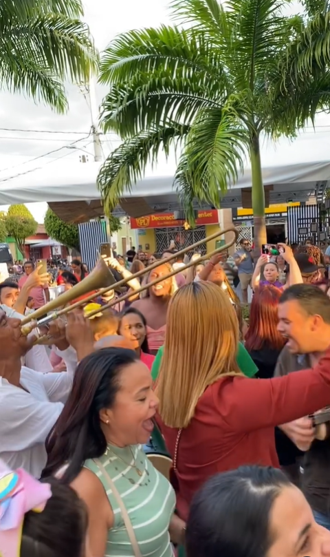 imagem do povo comemorando com música